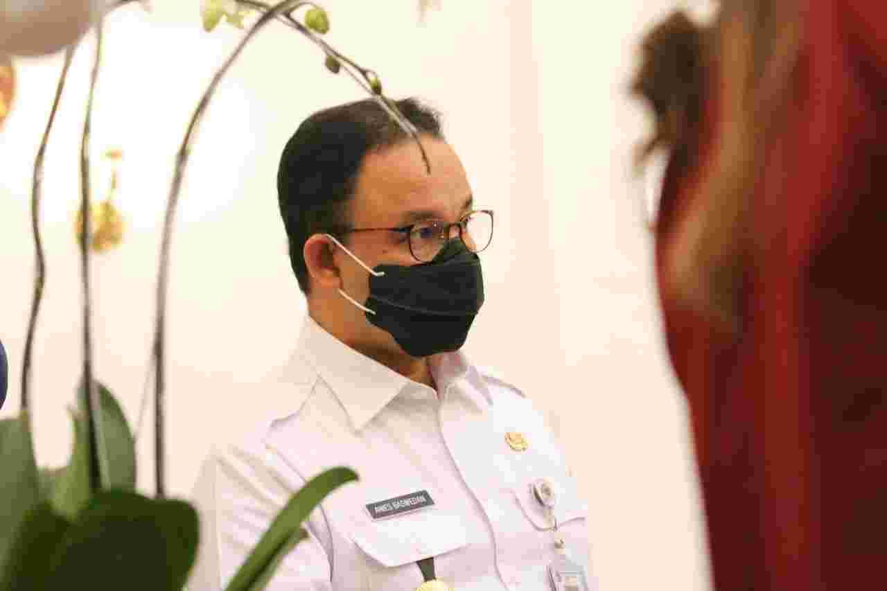 Anies Bawa-bawa Nama Jokowi untuk Tutup Perkantoran dan Tempat Ibadah