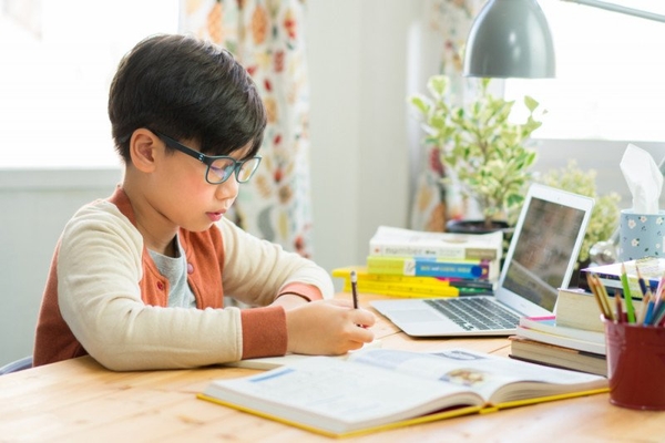 Tips Jaga Kesehatan Mata Anak Saat Belajar Online