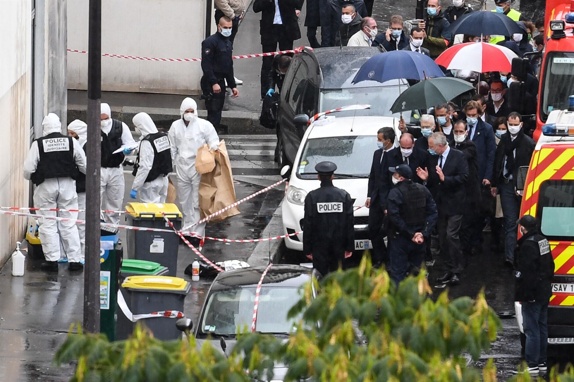 Dua Orang Ditikam di Dekat Kantor Majalah Charlie Hebdo