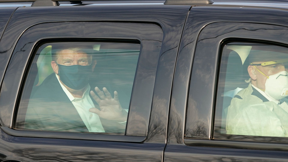 Aksi Trump Sambangi Pendukungnya di Masa Karantina, Menuai Kritik Pakar Medis RS yang Merawatnya