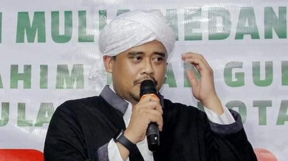Foto Bobby Gunakan Pakaian Kearab-araban Jadi Perbincangan, Netizen: Tiru Pencitraan Mertuanya
