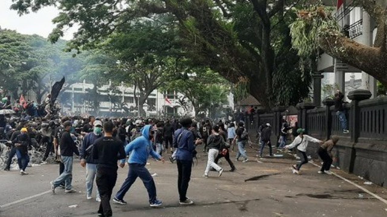 ‘Hujan Batu’ Warnai Demo Tolak Omnibus Law di Kota Malang