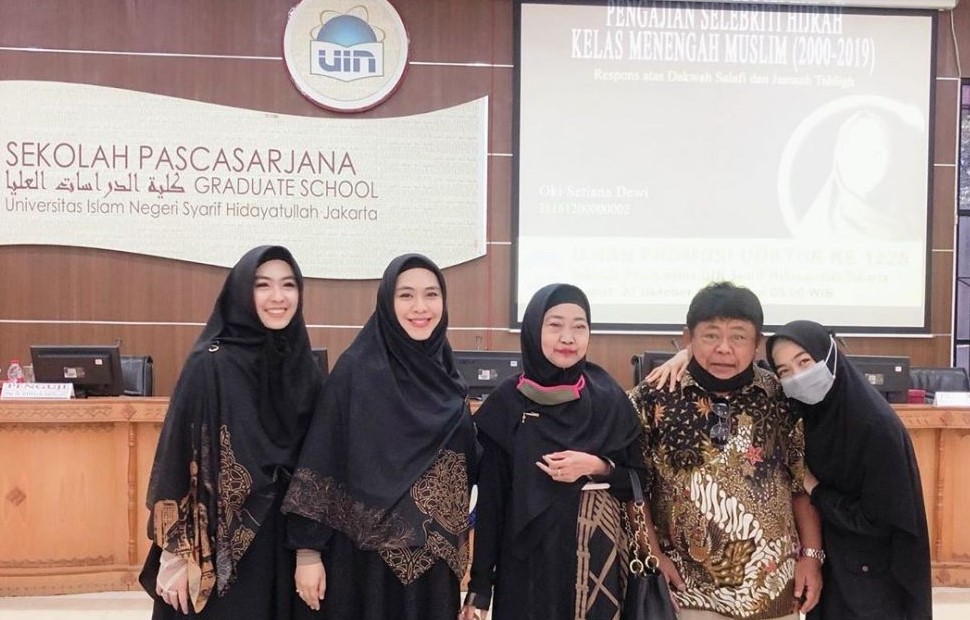 Hamil 9 Bulan, Oki Setiana Dewi Raih Gelar Doktor dengan Predikat Cum Laude