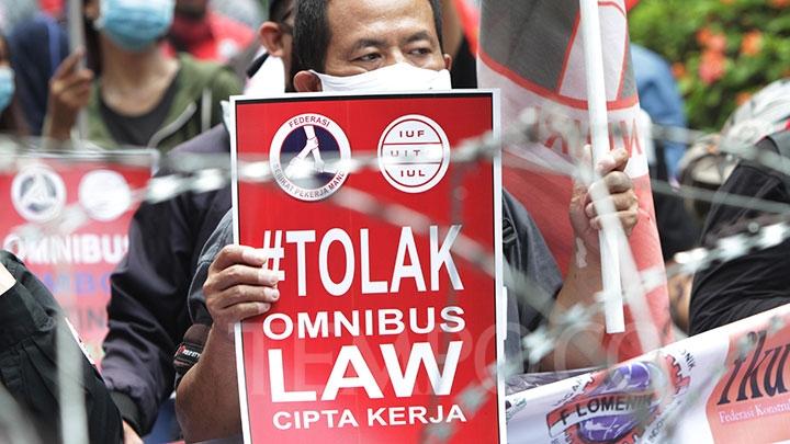 UU Cipta Kerja Jokowi Ditolak Buruh, Rupiah Jadi Nomor 1