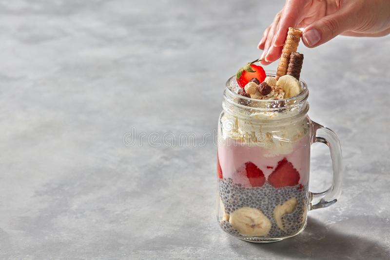 Resep Berry Banana Chia Parfait ala Chef Renatta Moeloek