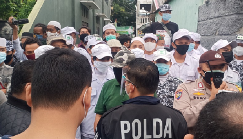 Datangi Kediaman Habib Rizieq, Penyidik Polda Metro Jaya Dihadang FPI