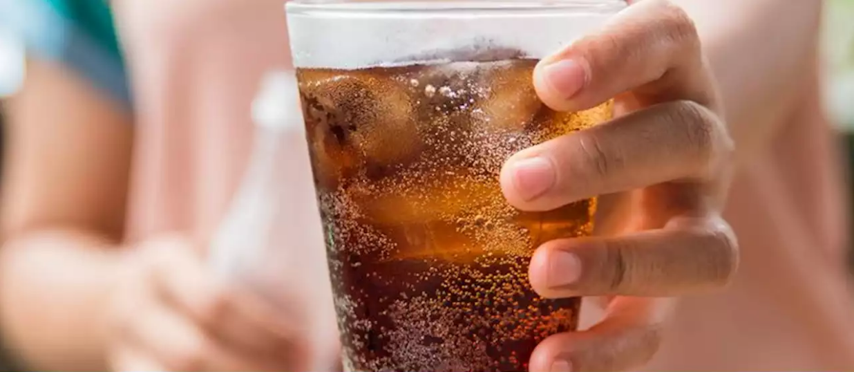 Jaga Kesehatan Gigi dari Kerusakan Akibat Hobi Minum Soda dengan Cara Ini