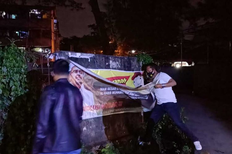 Bukannya Dicopot TNI, Baliho Rizieq Shihab di Makassar Malah Diturunkan Anggota FPI