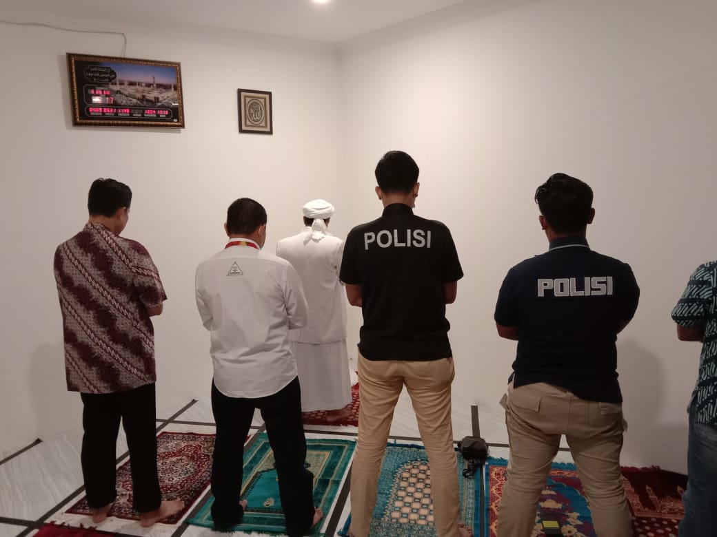 Polisi Ajak Rizieq Tunaikan Salat Maghrib Berjemaah