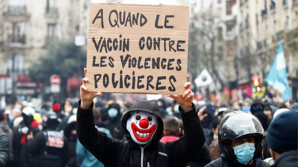 Paris Kembali Membara, Demonstran Bentrok dengan Polisi