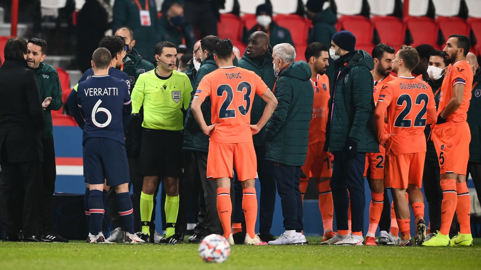 Akibat Insiden Rasisme, Duel Paris Saint-Germain vs Istanbul Basaksehir Ditunda