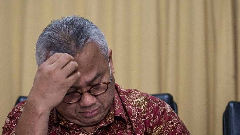 Ikut Gugat Jokowi ke Pengadilan, Ketua KPU Dipecat DKPP, Netizen: Kardus Ancur Saatnya Layak Dibuang