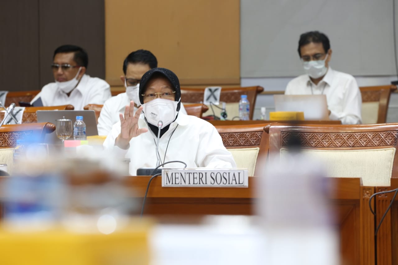 Rapat dengan DPR, Risma Bersumpah Tidak Pernah Niat Blusukan atau Cari-Cari Gelandangan