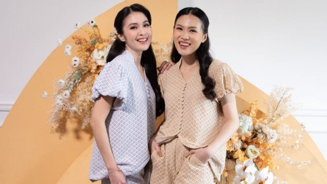 Sandra Dewi Rilis Desain Pakaian, Kolaborasi dengan Desainer Cynthia Tan