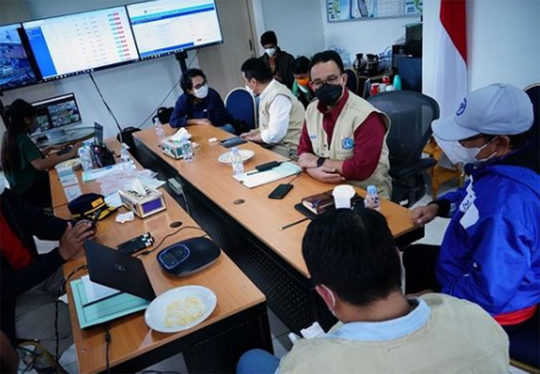 Tak Gubris Cibiran Politikus Nyinyir dan Serangan Buzzer, Anies Fokus Apresiasi Kolaborasi Petugas dan Warga DKI Bantu Korban Banjir