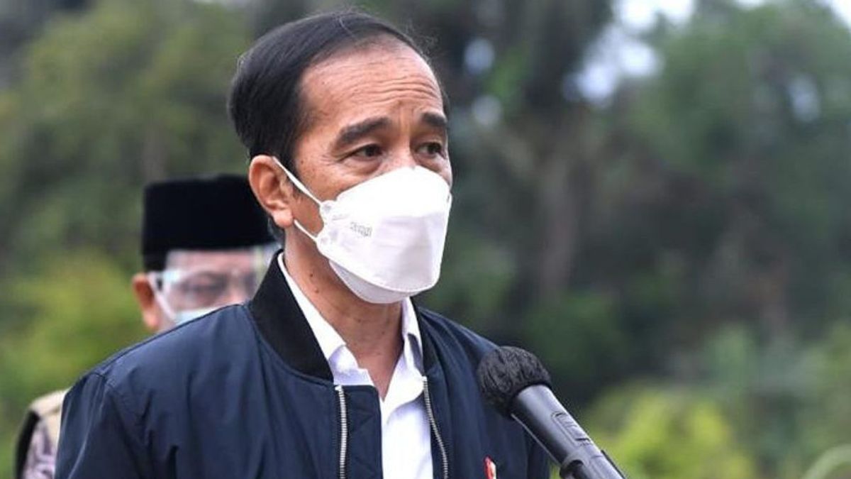 Aksi Tak Terduga Jokowi: Numpang Toilet di Rumah Warga Hingga Nonton Bola di Pos Polisi