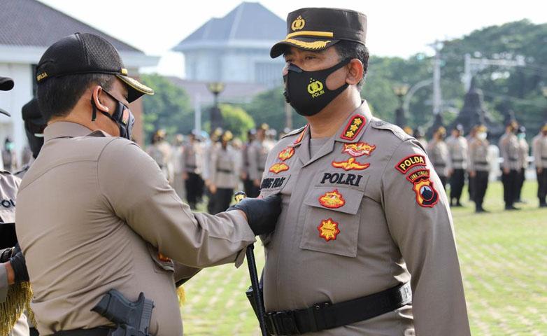 Kapolda Jateng Sematkan Pin Emas Kapolri dan Penghargaan untuk 97 Anggotanya yang Berprestasi