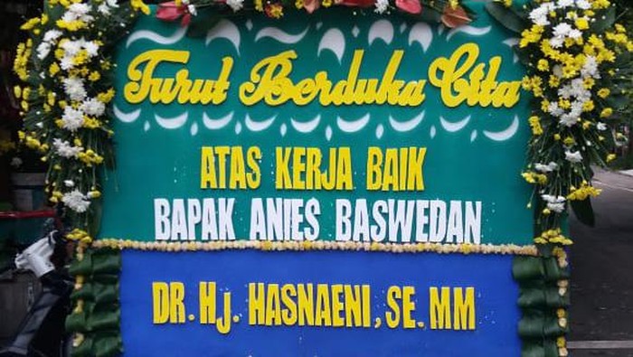 Gara-gara 5 Mobil Mewahnya Tenggelam Saat Banjir, 'Wanita Emas' Baca Puisi dan Kirimi Anies Karangan Bunga Dukacita