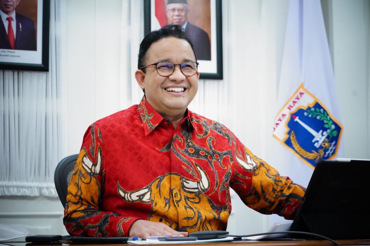 Wow, Anies Pajang Foto Dirinya Gunakan Batik Merah Motif Banteng