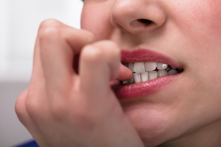 Kebiasaan Gigit Kuku Akibatkan 5 Dampak Buruk Ini