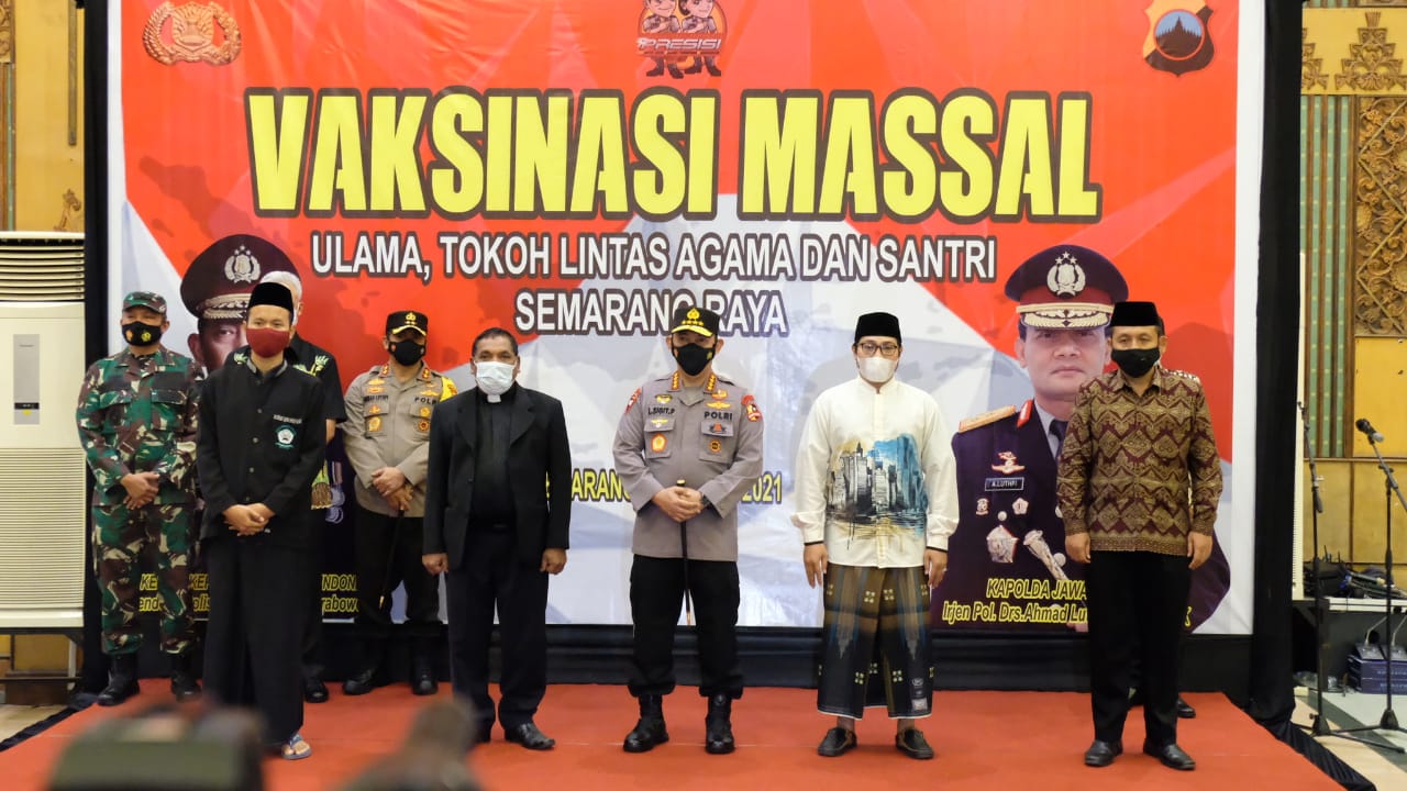 Kapolri Tinjau Vaksinasi Tokoh Lintas Agama di Jawa Tengah