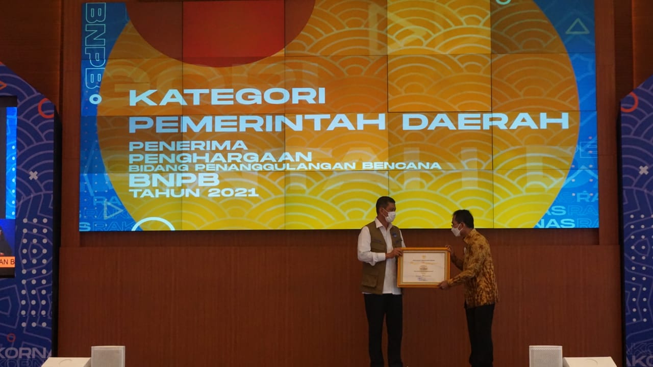 Anies Dinilai Sukses Tangani Bencana, DKI Jakarta Terima Penghargaan BNPB di Hadapan Jokowi