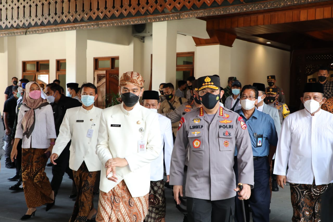 Didampingi Gibran, Kapolri Tinjau Vaksinasi di Pendapi Gedhe Balikota Surakarta