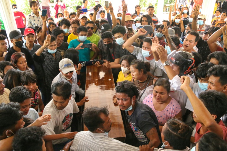 Militer Myanmar Tembak Mati 15 Demonstran Pro-Demokrasi