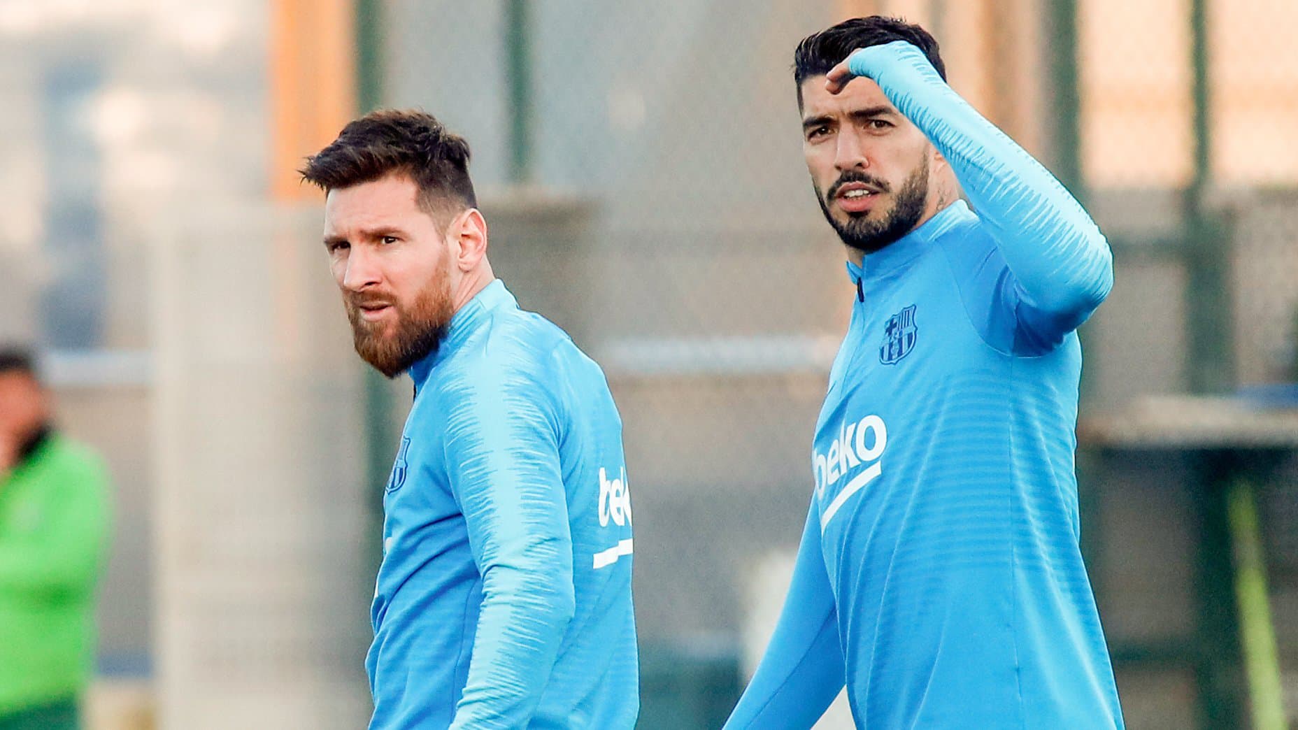 Suarez Sarankan Messi Bertahan dan Akhiri Karier di Barcelona