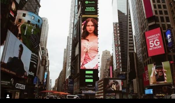 Wajah Nadin Amizah Tampil di Times Square