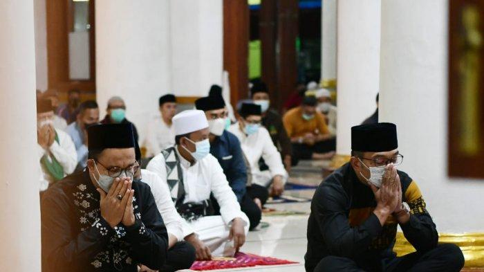 Anies-Ridwan Kamil Salat Subuh Bareng di Sumedang, Pertanda Apa?