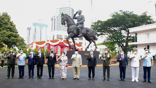 Patung Bung Karno Naik Kuda di Halaman Kemenhan Diresmikan Prabowo dan Megawati