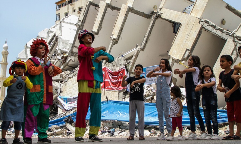 Trio Badut Bersaudara Hibur Anak-anak di Puing-puing Bangunan yang Hancur di Gaza
