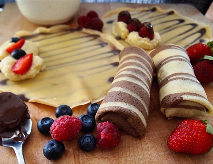 Resep Dadar Gulung Vla Cokelat Saus Stroberi