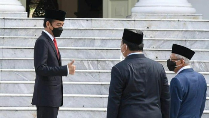 Jokowi Mengacungkan Jempol Pada Prabowo