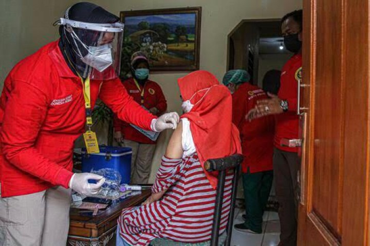 Demi Vaksin, Jokowi Terjunkan Anggota BIN Datangi Rumah-rumah Warga