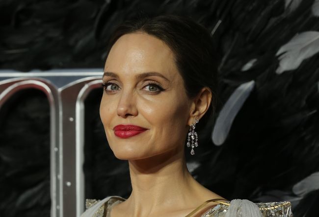 Angelina Jolie Tulis Surat untuk Remaja Afghanistan