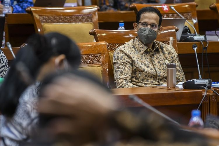 Nadiem Dapat Laporan Ada Sekolah Suruh Murid Beli Laptop Untuk AKM