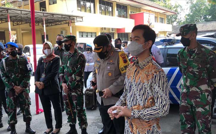 Gibran Usut Rumah 2 Lantai di Solo Terima Bansos