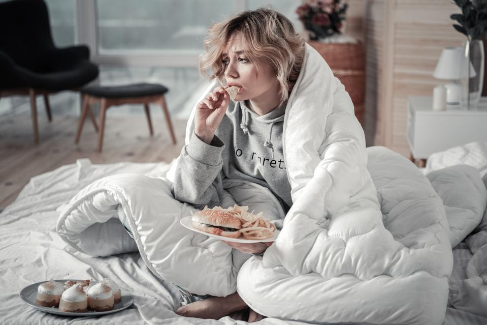 Kenali Penyebab dan Tanda Emotional Eating