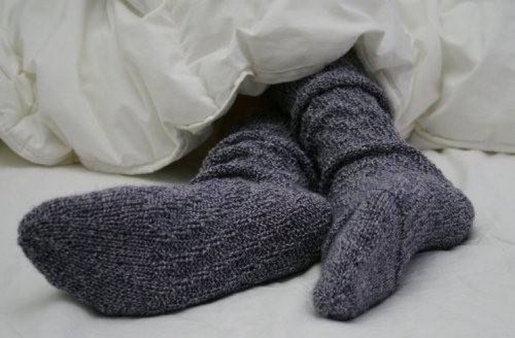 Ketahui Manfaat Tidur Pakai Kaus Kaki
