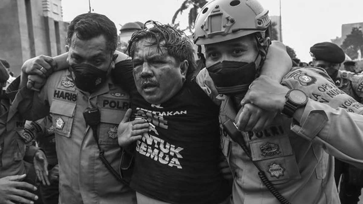 Begini Kronologi Pengeroyokan Ade Armando Saat Demo BEM SI di DPR
