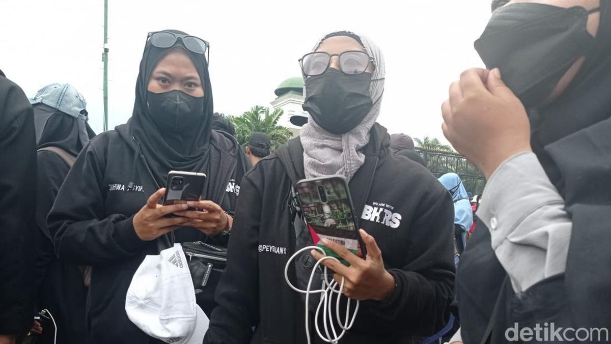Emak-emak Berjaket 'We Are With IBHRS' Ikut Demo, Ada Arahan dari Habib Rizieq?