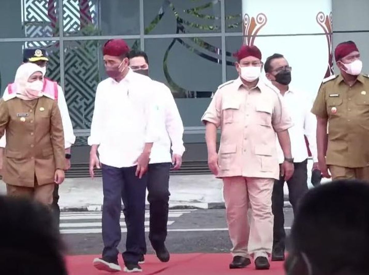 Kisah di Balik Kompaknya Jokowi-Prabowo Pakai Blangkon Madura