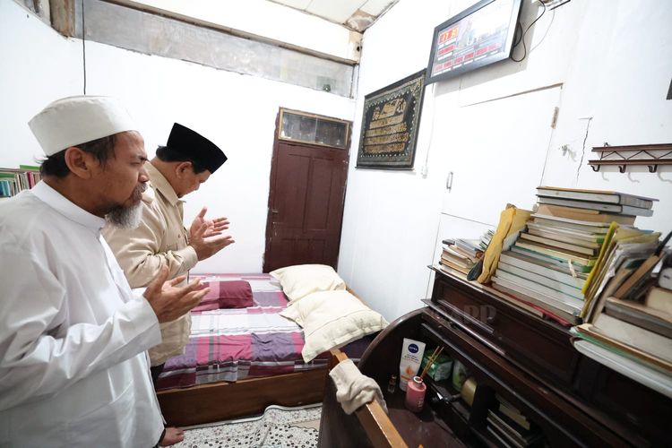 Kunjungi Ponpes Al-Anwar Rembang, Prabowo Salat dan Berdoa di Kamar Mbah Moen