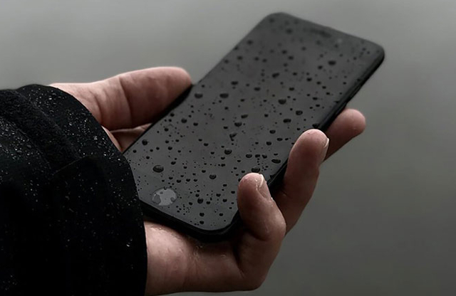 Apple Patenkan Pemakaian iPhone di Tengah Hujan