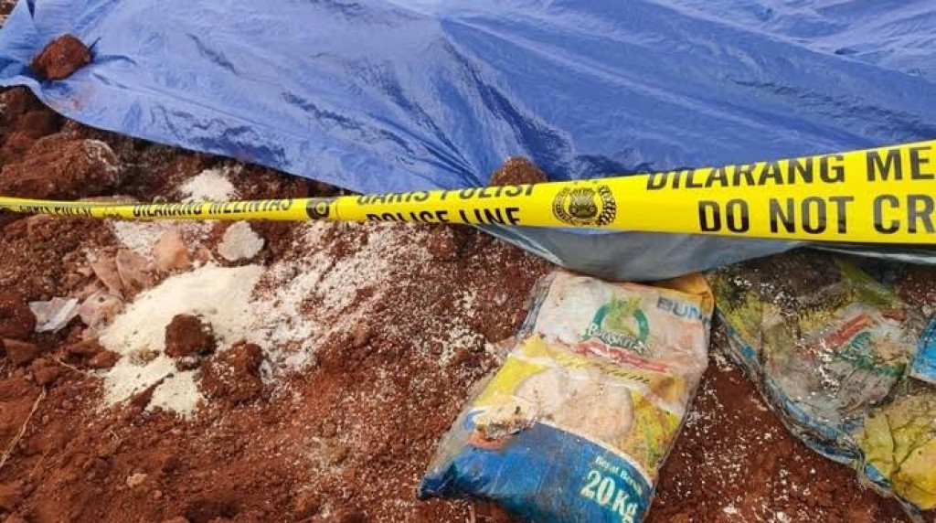 Viral, Temuan Beras Bantuan Presiden 1 Kontainer Dikubur di Lahan Parkir