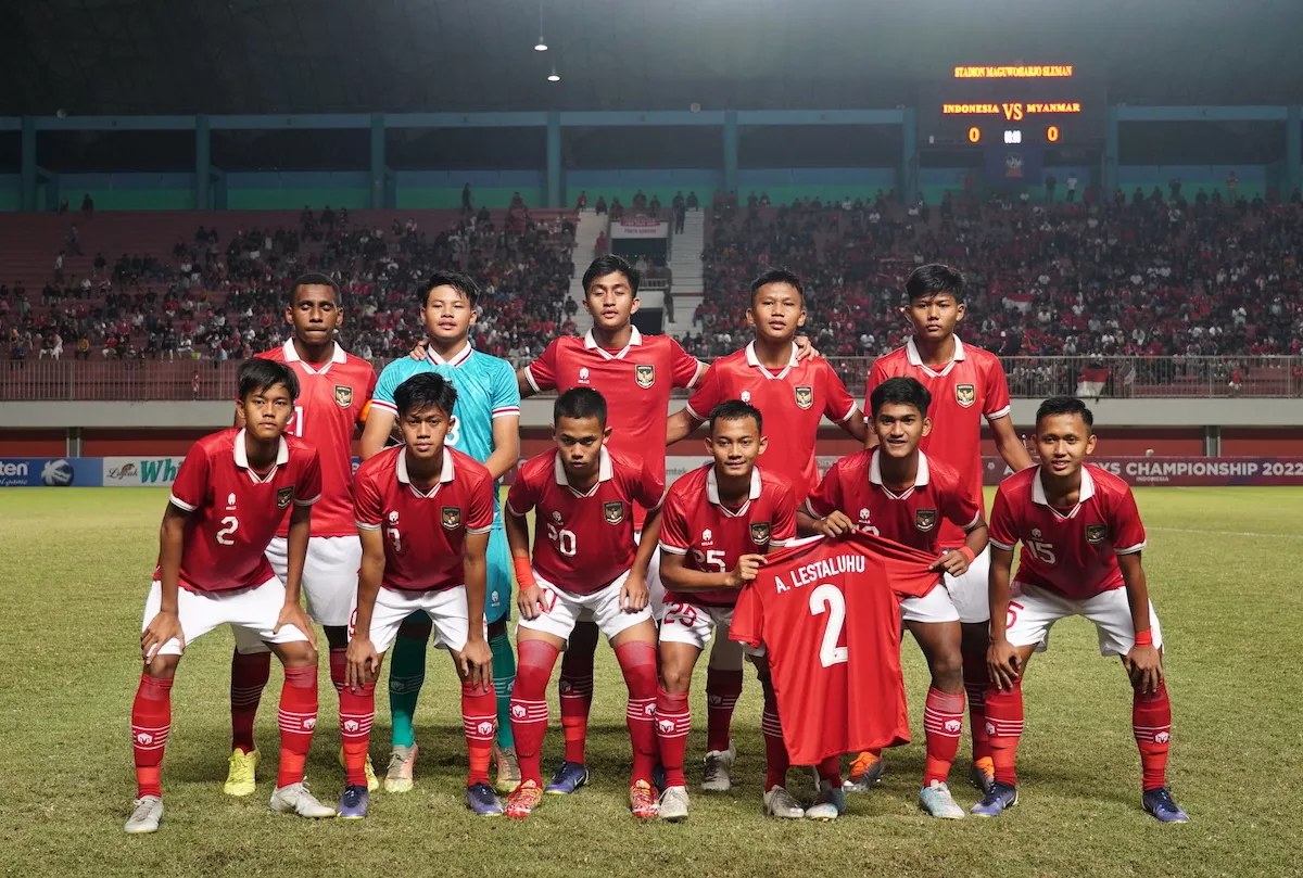 Pemain Timnas U-16 Tatapi Foto Orang Tua sebelum Berlaga
