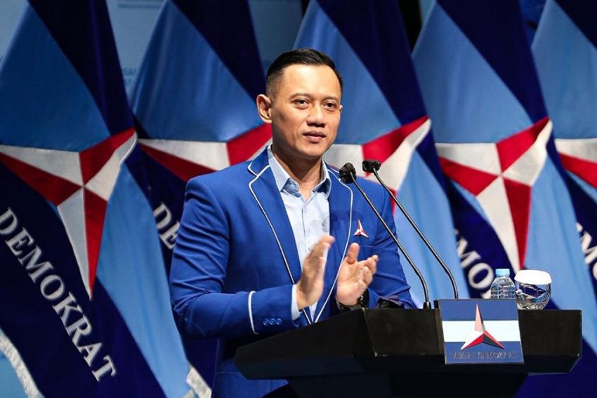 Saat Masalah Kejiwaan Ferdy Sambo Dipertanyakan TIKTAK.ID - Belakangan ini kondisi kejiwaan tersangka pembunuhan berencana, Irjen Ferdy Sambo, menjadi sorotan. Beredar kesimpang-siuran yang mengklaim Sambo memiliki masalah kejiwaan. Hal itu disampaikan oleh Ketua Komisi Nasional Hak Asasi Manusia (Komnas HAM), Ahmad Taufan Damanik. Kemudian Taufan meluruskan isu itu. Dia menilai pernyataan dia sebelumnya dimaknai secara keliru dalam sebuah pemberitaan. Padahal, Taufan hendak menyampaikan kalau Sambo sudah melampaui abuse of power. "Salah nangkap, jadi maksudnya orang ini [Sambo] memiliki kekuasaan yang sangat besar. Dia Kadiv Propam, tapi dia juga mampu menggerakkan di luar lingkungan bawah Propam, bisa menggerakan di Metro Jaya, Reskrim," ujar Taufan, seperti dilansir CNNIndonesia.com, pada Kamis (15/9/22). "Inilah yang dimaksud melebihi abuse of power. Seseorang dengan kekuasaan tertentu di luar kekuasaannya," sambung Taufan. Taufan pun menduga karena Sambo merasa berkuasa, maka berani mengeksekusi ajudannya, Brigadir J di rumah dinas, Duren Tiga, Jakarta Selatan. Taufan bahkan menyebut Sambo jemawa bisa kebal hukum. Selain itu, kata Taufan, Sambo juga dapat mengerahkan puluhan polisi untuk menghilangkan barang bukti, merusak Tempat Kejadian Perkara (TKP), hingga menambah skenario palsu. "Itu kan artinya orang ini sangat percaya diri kalau tindakan kejahatannya tidak akan terbongkar," jelas Taufan. Sebelumnya, beredar informasi soal Sambo mempunyai masalah kejiwaan. Dalam suatu pemberitaan nasional, hal itu disampaikan oleh Taufan. Seperti diketahui, Brigadir J tewas ditembak di rumah dinas Sambo pada 8 Juli lalu. Polisi sudah menetapkan lima tersangka, yakni Sambo, Putri, RR, RE dan KM. Kelimanya dijerat dengan Pasal 340 subsidair Pasal 338 KUHP juncto Pasal 55 KUHP juncto Pasal 56 KUHP. Empat tersangka sudah ditahan, sedangkan Putri masih menunggu pemeriksaan selanjutnya. Tidak hanya itu, polisi juga menetapkan tujuh orang tersangka terkait obstruction of justice dalam kasus ini, yaitu Irjen Ferdy Sambo, Brigjen Hendra Kurniawan, Kombes Agus Nurpatria, AKBP Arif Rahman, Kompol Baiquni Wibowo, Kompol Chuck Putranto, dan AKP Irfan Widyanto. Mereka diduga telah melanggar Pasal 49 juncto Pasal 33 dan/atau Pasal 48 ayat (1) juncto Pasal 32 ayat (1) UU ITE Nomor 19 Tahun 2016 dan/atau Pasal 221 ayat (1) ke 2 dan 233 KUHP juncto Pasal 55 KUHP dan/atau Pasal 56 KUHP.