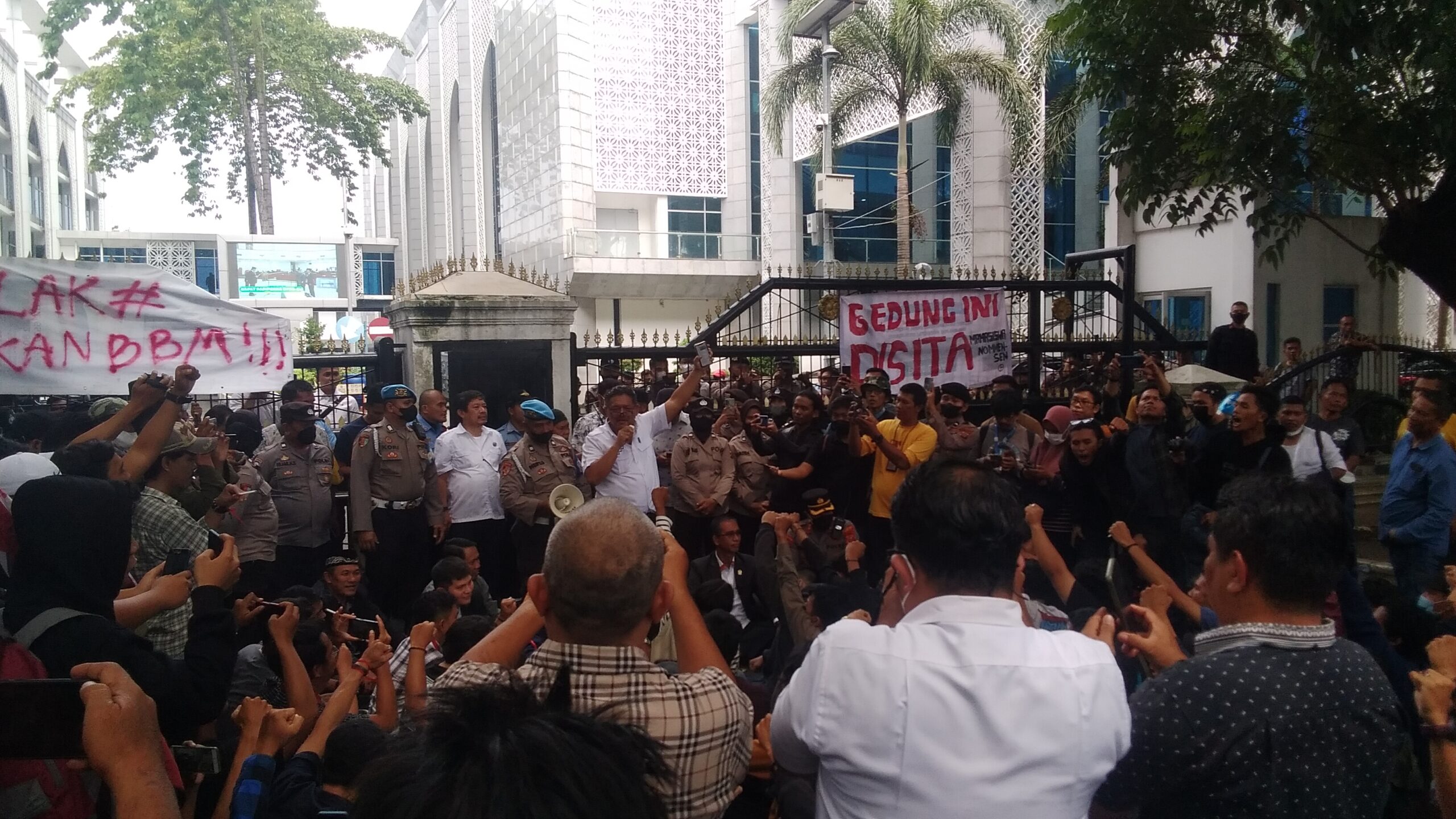 Demo Kenaikan Harga BBM, Mahasiswa Sumut: Jokowi Khianati Rakyat